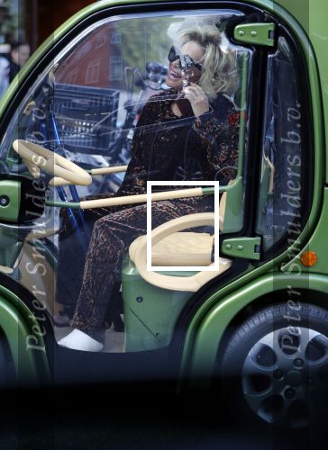 Amsterdam 24 september 2018
Connie Witteman met gebroken gips in voet in haar CCCC Biro karretje.