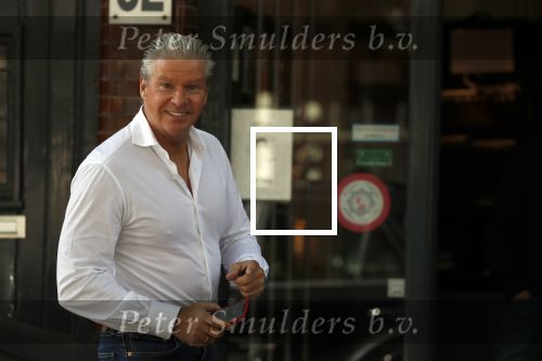 Amsterdam 15 september 2018
Dries Roelvink met mobieltje in Amsterdam zuid.