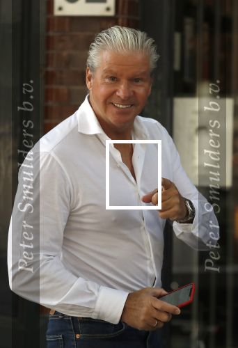 Amsterdam 15 september 2018
Dries Roelvink met mobieltje in Amsterdam zuid.