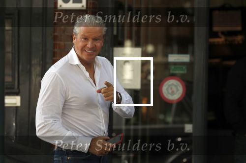 Amsterdam 15 september 2018
Dries Roelvink met mobieltje in Amsterdam zuid.
