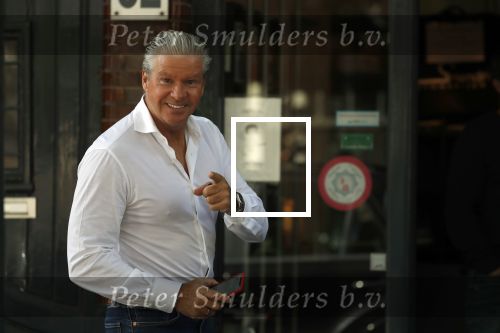 Amsterdam 15 september 2018
Dries Roelvink met mobieltje in Amsterdam zuid.