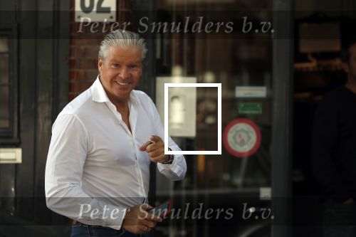 Amsterdam 15 september 2018
Dries Roelvink met mobieltje in Amsterdam zuid.