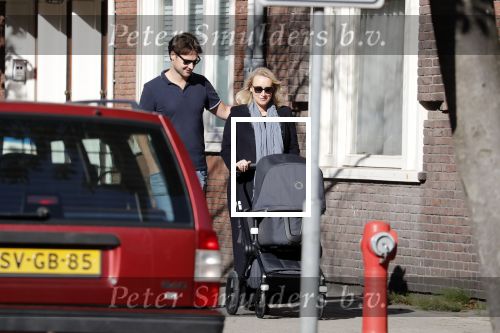 Amsterdam 27 september 2018
Eva Jinek en haar vriend Dexter gaan voor het eerst wandelen met hun zoon Pax.