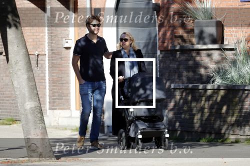 Amsterdam 27 september 2018
Eva Jinek en haar vriend Dexter gaan voor het eerst wandelen met hun zoon Pax.