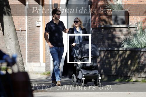 Amsterdam 27 september 2018
Eva Jinek en haar vriend Dexter gaan voor het eerst wandelen met hun zoon Pax.