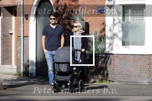 Amsterdam 27 september 2018
Eva Jinek en haar vriend Dexter gaan voor het eerst wandelen met hun zoon Pax.