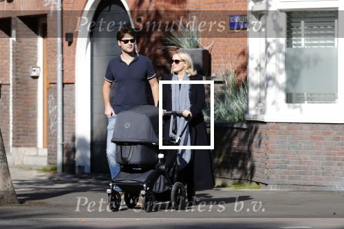 Amsterdam 27 september 2018
Eva Jinek en haar vriend Dexter gaan voor het eerst wandelen met hun zoon Pax.