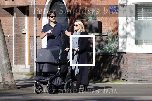 Amsterdam 27 september 2018
Eva Jinek en haar vriend Dexter gaan voor het eerst wandelen met hun zoon Pax.