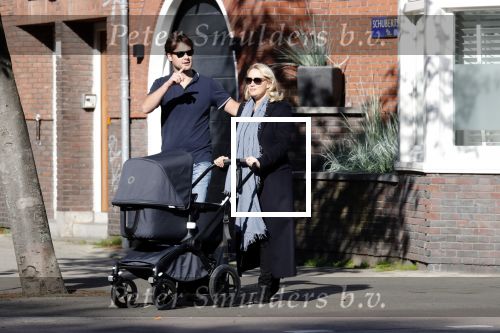 Amsterdam 27 september 2018
Eva Jinek en haar vriend Dexter gaan voor het eerst wandelen met hun zoon Pax.