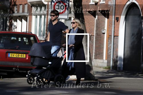 Amsterdam 27 september 2018
Eva Jinek en haar vriend Dexter gaan voor het eerst wandelen met hun zoon Pax.