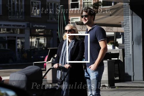 Amsterdam 27 september 2018
Eva Jinek en haar vriend Dexter gaan voor het eerst wandelen met hun zoon Pax.