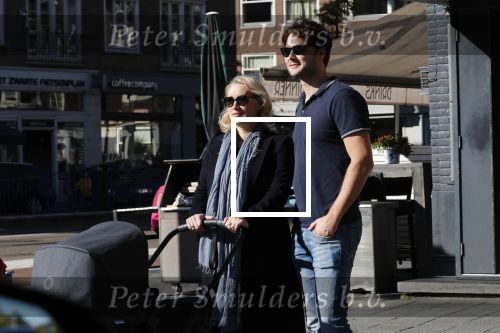 Amsterdam 27 september 2018
Eva Jinek en haar vriend Dexter gaan voor het eerst wandelen met hun zoon Pax.