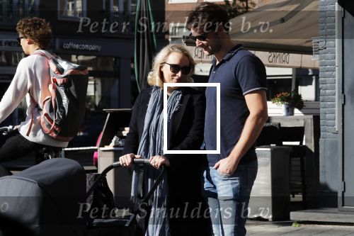 Amsterdam 27 september 2018
Eva Jinek en haar vriend Dexter gaan voor het eerst wandelen met hun zoon Pax.