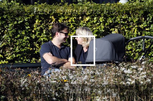 Amsterdam 27 september 2018
Eva Jinek en haar vriend Dexter gaan voor het eerst wandelen met hun zoon Pax.