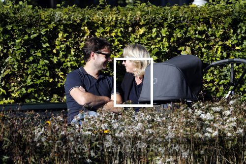 Amsterdam 27 september 2018
Eva Jinek en haar vriend Dexter gaan voor het eerst wandelen met hun zoon Pax.