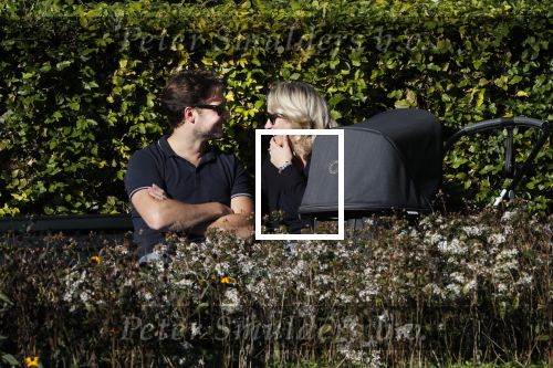 Amsterdam 27 september 2018
Eva Jinek en haar vriend Dexter gaan voor het eerst wandelen met hun zoon Pax.