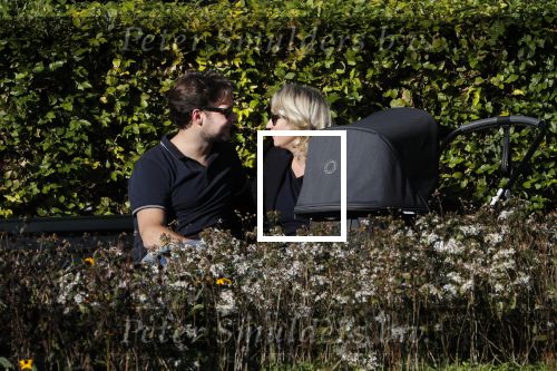 Amsterdam 27 september 2018
Eva Jinek en haar vriend Dexter gaan voor het eerst wandelen met hun zoon Pax.