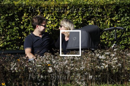 Amsterdam 27 september 2018
Eva Jinek en haar vriend Dexter gaan voor het eerst wandelen met hun zoon Pax.
