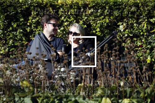 Amsterdam 27 september 2018
Eva Jinek en haar vriend Dexter gaan voor het eerst wandelen met hun zoon Pax.