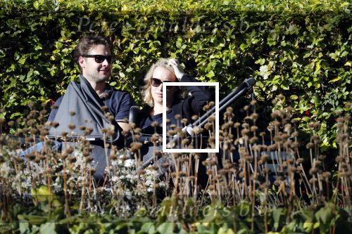 Amsterdam 27 september 2018
Eva Jinek en haar vriend Dexter gaan voor het eerst wandelen met hun zoon Pax.