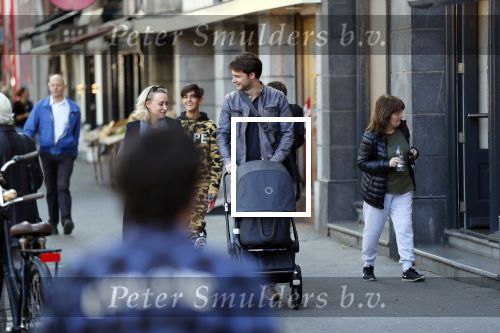 Amsterdam 27 september 2018
Eva Jinek en haar vriend Dexter gaan voor het eerst wandelen met hun zoon Pax.