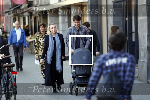 Amsterdam 27 september 2018
Eva Jinek en haar vriend Dexter gaan voor het eerst wandelen met hun zoon Pax.