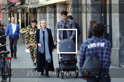 Amsterdam 27 september 2018
Eva Jinek en haar vriend Dexter gaan voor het eerst wandelen met hun zoon Pax.