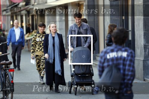 Amsterdam 27 september 2018
Eva Jinek en haar vriend Dexter gaan voor het eerst wandelen met hun zoon Pax.
