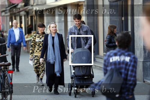 Amsterdam 27 september 2018
Eva Jinek en haar vriend Dexter gaan voor het eerst wandelen met hun zoon Pax.
