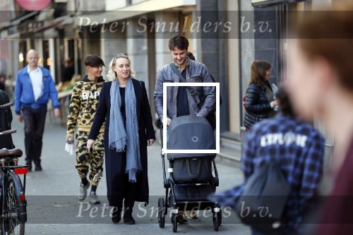 Amsterdam 27 september 2018
Eva Jinek en haar vriend Dexter gaan voor het eerst wandelen met hun zoon Pax.