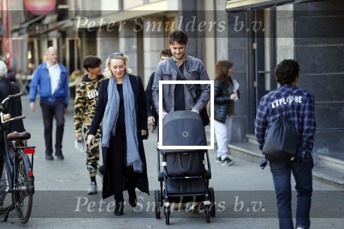 Amsterdam 27 september 2018
Eva Jinek en haar vriend Dexter gaan voor het eerst wandelen met hun zoon Pax.