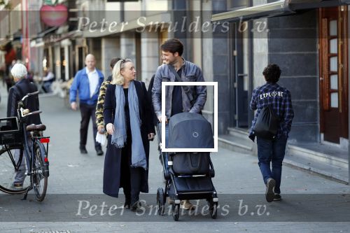 Amsterdam 27 september 2018
Eva Jinek en haar vriend Dexter gaan voor het eerst wandelen met hun zoon Pax.