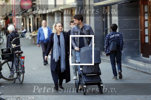 Amsterdam 27 september 2018
Eva Jinek en haar vriend Dexter gaan voor het eerst wandelen met hun zoon Pax.