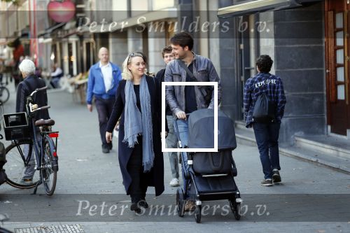 Amsterdam 27 september 2018
Eva Jinek en haar vriend Dexter gaan voor het eerst wandelen met hun zoon Pax.
