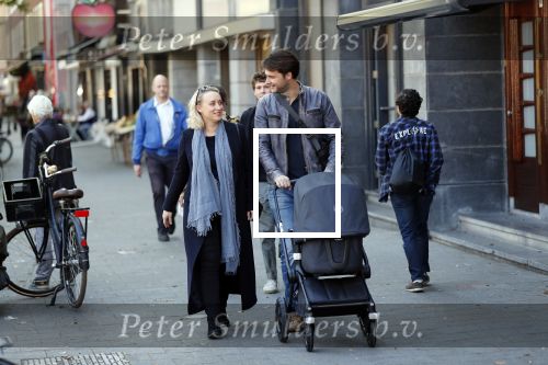 Amsterdam 27 september 2018
Eva Jinek en haar vriend Dexter gaan voor het eerst wandelen met hun zoon Pax.