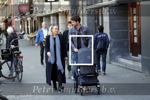 Amsterdam 27 september 2018
Eva Jinek en haar vriend Dexter gaan voor het eerst wandelen met hun zoon Pax.