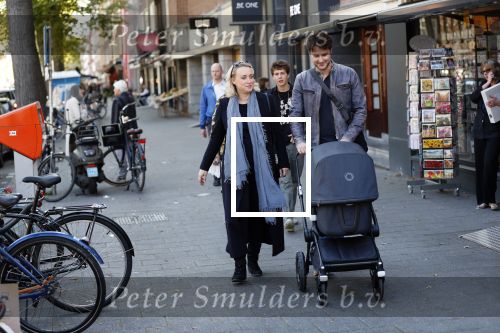 Amsterdam 27 september 2018
Eva Jinek en haar vriend Dexter gaan voor het eerst wandelen met hun zoon Pax.