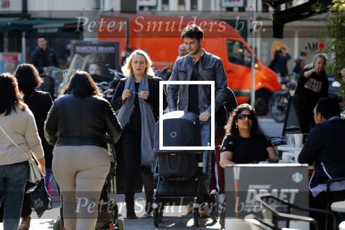 Amsterdam 27 september 2018
Eva Jinek en haar vriend Dexter gaan voor het eerst wandelen met hun zoon Pax.