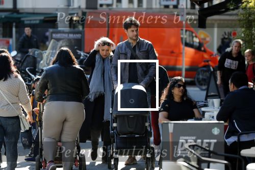 Amsterdam 27 september 2018
Eva Jinek en haar vriend Dexter gaan voor het eerst wandelen met hun zoon Pax.