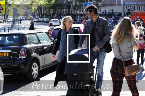 Amsterdam 27 september 2018
Eva Jinek en haar vriend Dexter gaan voor het eerst wandelen met hun zoon Pax.