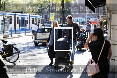 Amsterdam 27 september 2018
Eva Jinek en haar vriend Dexter gaan voor het eerst wandelen met hun zoon Pax.
