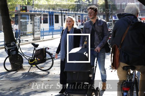 Amsterdam 27 september 2018
Eva Jinek en haar vriend Dexter gaan voor het eerst wandelen met hun zoon Pax.