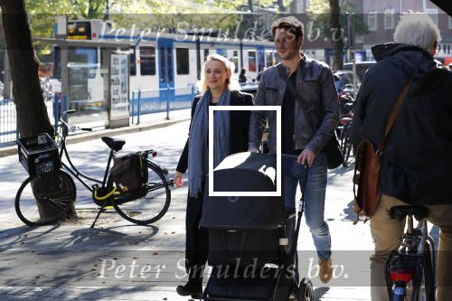 Amsterdam 27 september 2018
Eva Jinek en haar vriend Dexter gaan voor het eerst wandelen met hun zoon Pax.
