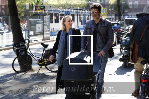 Amsterdam 27 september 2018
Eva Jinek en haar vriend Dexter gaan voor het eerst wandelen met hun zoon Pax.