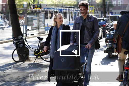 Amsterdam 27 september 2018
Eva Jinek en haar vriend Dexter gaan voor het eerst wandelen met hun zoon Pax.