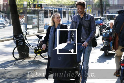 Amsterdam 27 september 2018
Eva Jinek en haar vriend Dexter gaan voor het eerst wandelen met hun zoon Pax.