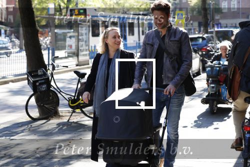 Amsterdam 27 september 2018
Eva Jinek en haar vriend Dexter gaan voor het eerst wandelen met hun zoon Pax.