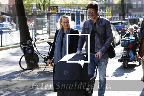 Amsterdam 27 september 2018
Eva Jinek en haar vriend Dexter gaan voor het eerst wandelen met hun zoon Pax.