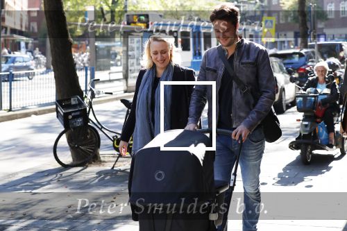 Amsterdam 27 september 2018
Eva Jinek en haar vriend Dexter gaan voor het eerst wandelen met hun zoon Pax.