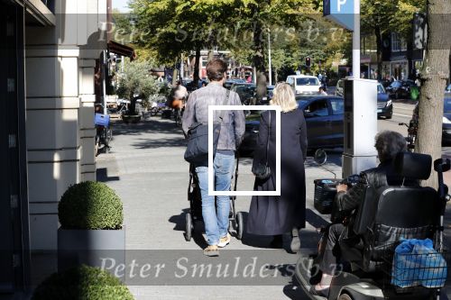 Amsterdam 27 september 2018
Eva Jinek en haar vriend Dexter gaan voor het eerst wandelen met hun zoon Pax.